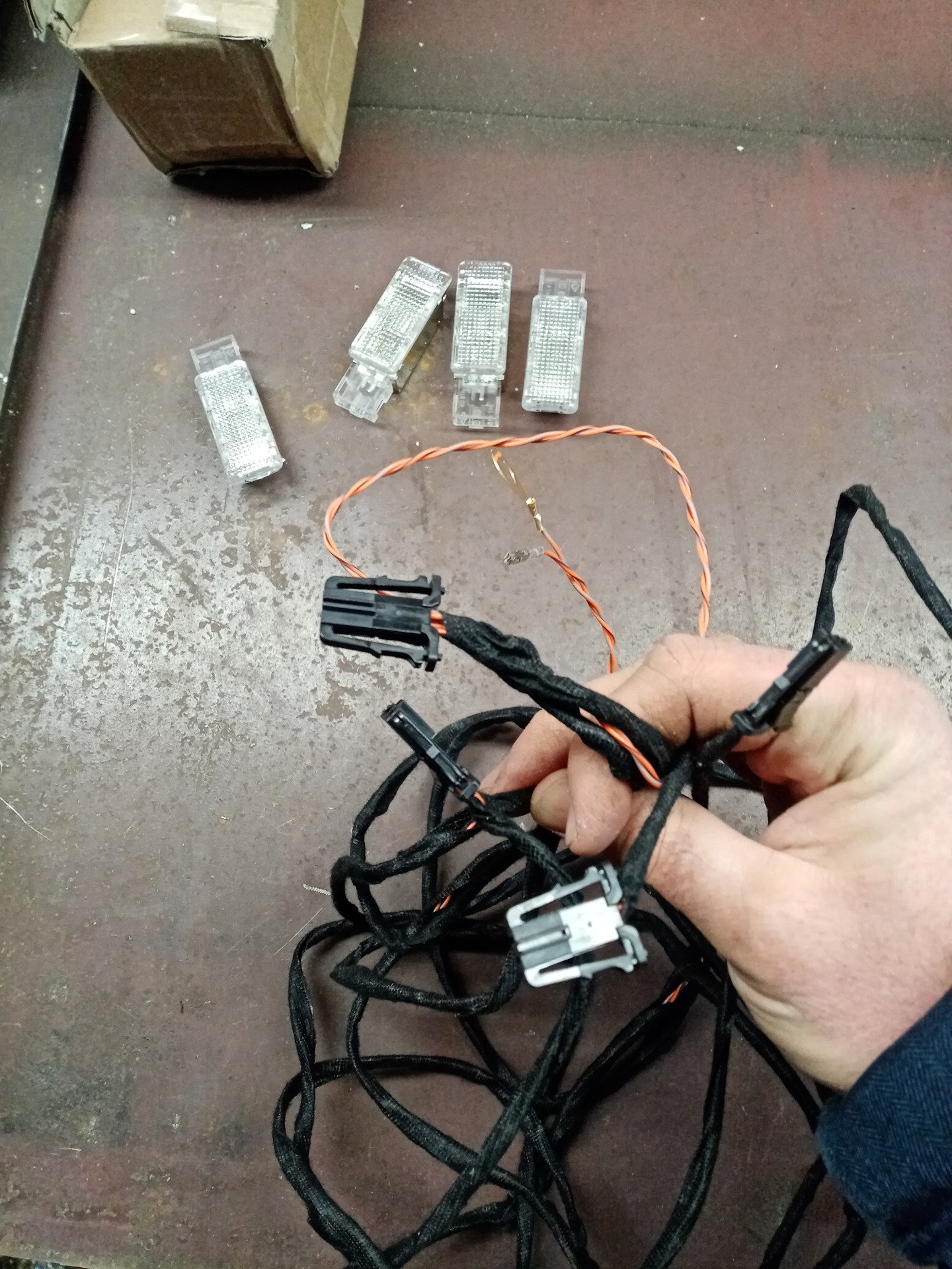 Установка подсветки ног (в салоне) — Volkswagen Jetta V, 1,6 л, 2009 ...