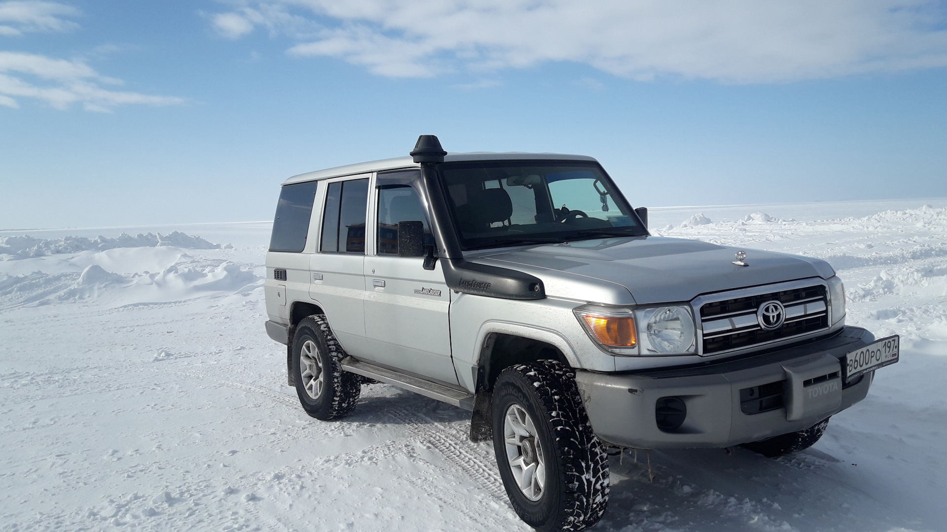 Тойота крузер дром. Toyota Land Cruiser 76 2011. Toyota Land Cruiser 70 LX. Тойота ленд Крузер hzj76. Toyota Land Cruiser 76 (hzj76).