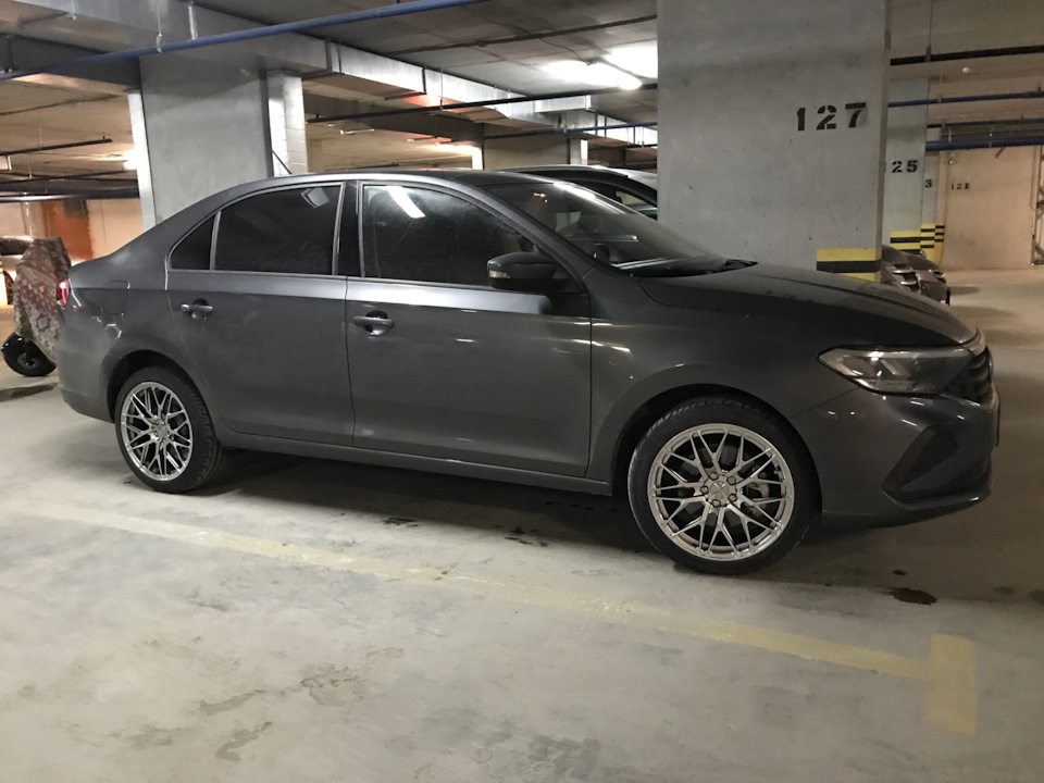 polo liftback r17