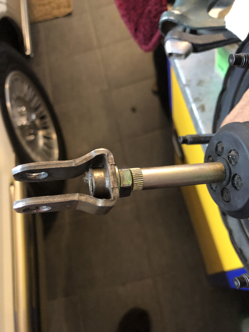 спилить шток, где-то на 1см, не забыть затянуть контр-гайку — Toyota Crown (S120)