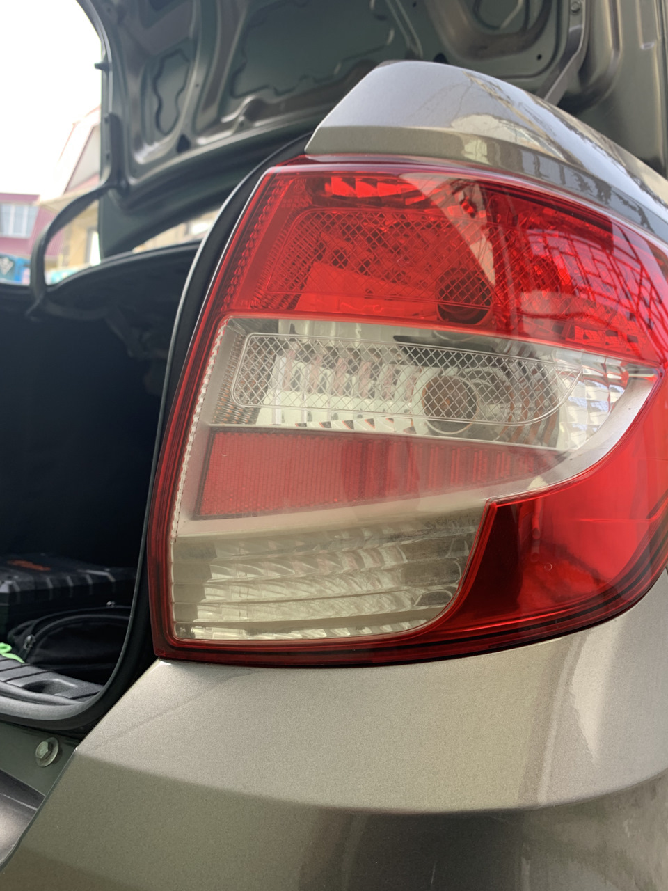 Чистка заднего фонаря на Гранте — Lada Гранта (2G) FL, 1,6 л, 2019 года ...