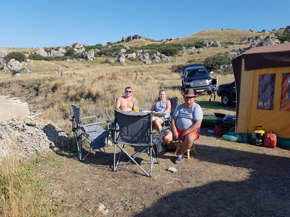 А ещё соклубник Андрей с женой и дочкой заглянули… — Nissan NP300