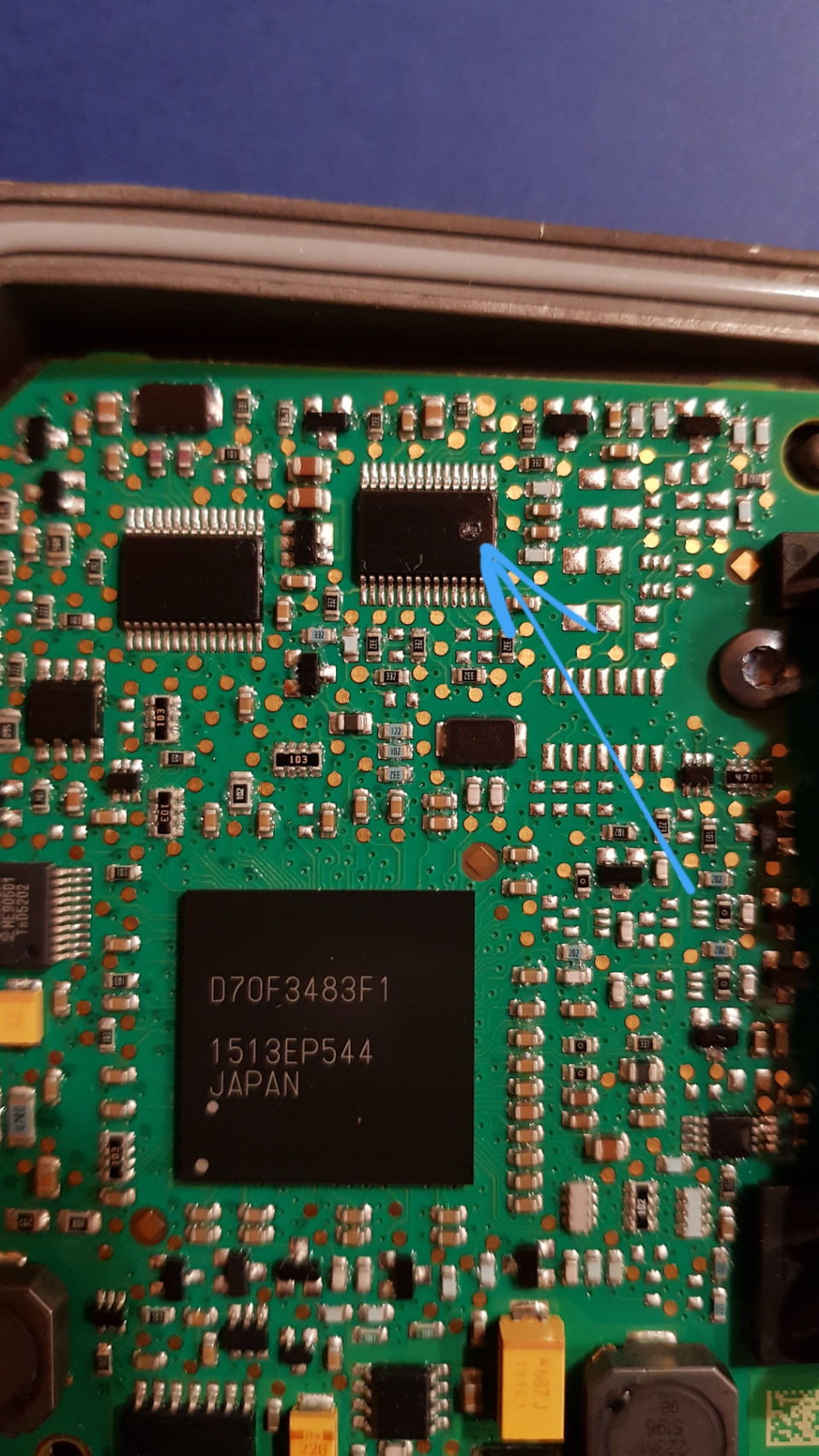 Вот этот дефект только пока заметил на старом блоке. Блестит как новый, заже уплотнитель очень мягкий — Audi A6 (C7)