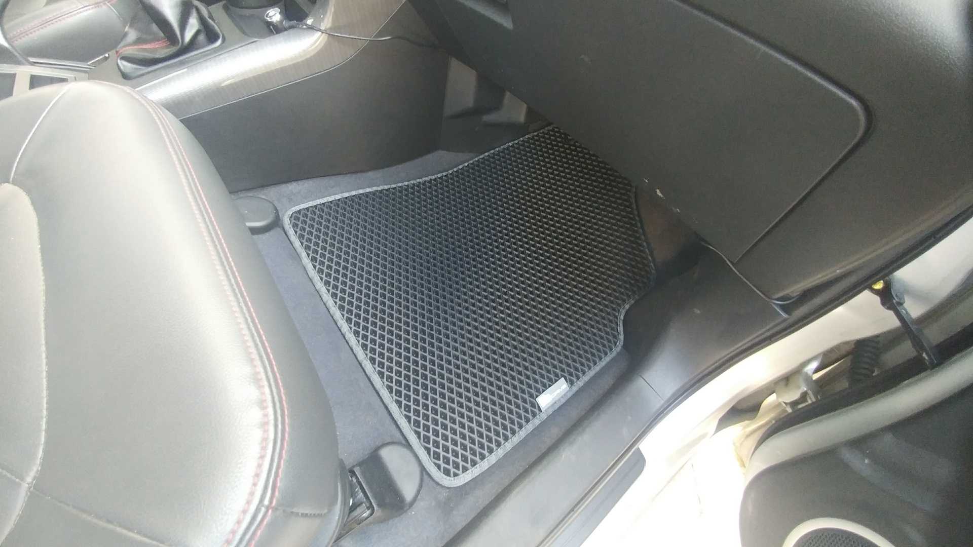 Аксессуары lifan x60. Коврики в салон lifan x60. Водительский коврик в лифан икс 60. Коврики лифан х60. Лифан х 60 коврики в салон.