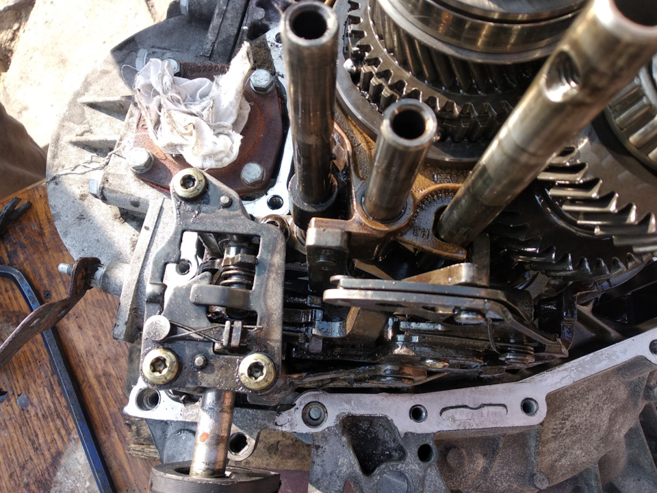 Раз уже коробка лежит без дела, решил устранить люфт на вале выбора ...