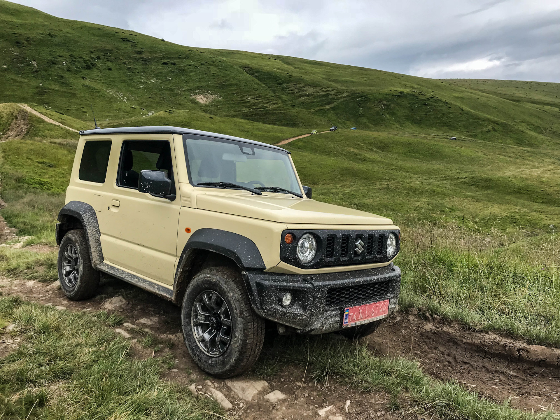 Полный привод джимни. Suzuki Jimny 2022. Suzuki 2022 Jimny бежевый. Jimny range Rover. Suzuki Jimny 6x6.