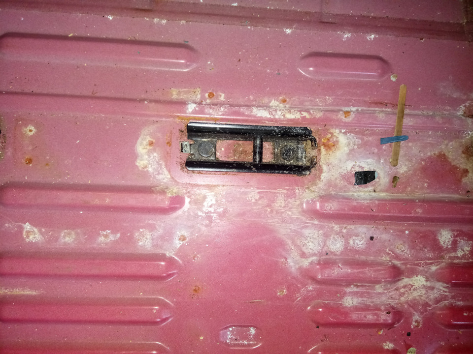 Разбор салона Каравелла Т5: снятие старого напольного покрытия ...