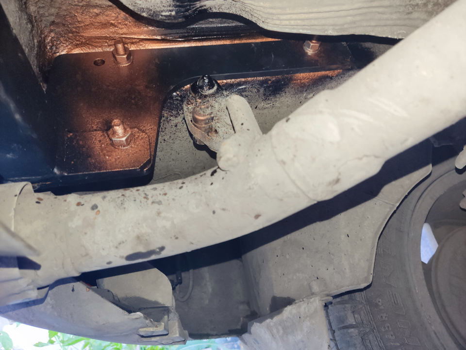 Крепление фаркопа к кронштейну слева — Nissan Terrano III