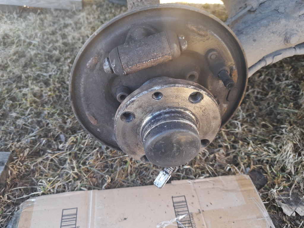 Замена задних тормозных колодок и барабанов — Lada Гранта, 1,6 л, 2017 ...