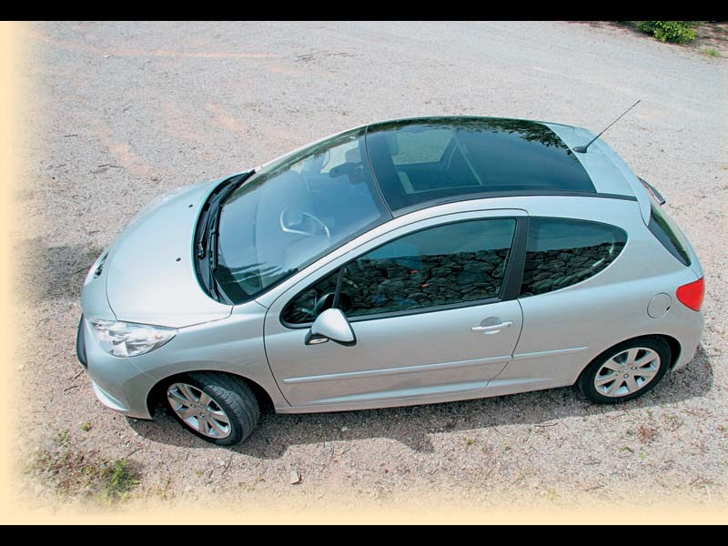 Пежо стекла. Пежо 207 с панорамной крышей. Peugeot 207 панорамная крыша. Пежо 207 с люком. Пежо 207 панорама.