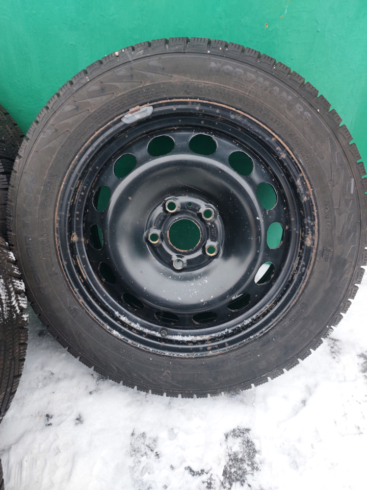 Шины зимние нешипованные Nokian 205/55 R16, штампованные диски VAG ...