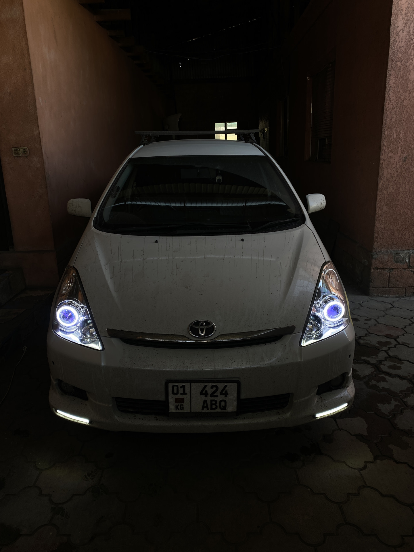 Toyota wish лампа ближнего. Toyota wish лампочки. Тойота исис лампочки на ближний свет. Передний габаритный фонарь тойота виш. Тойота виш лампа схемы.