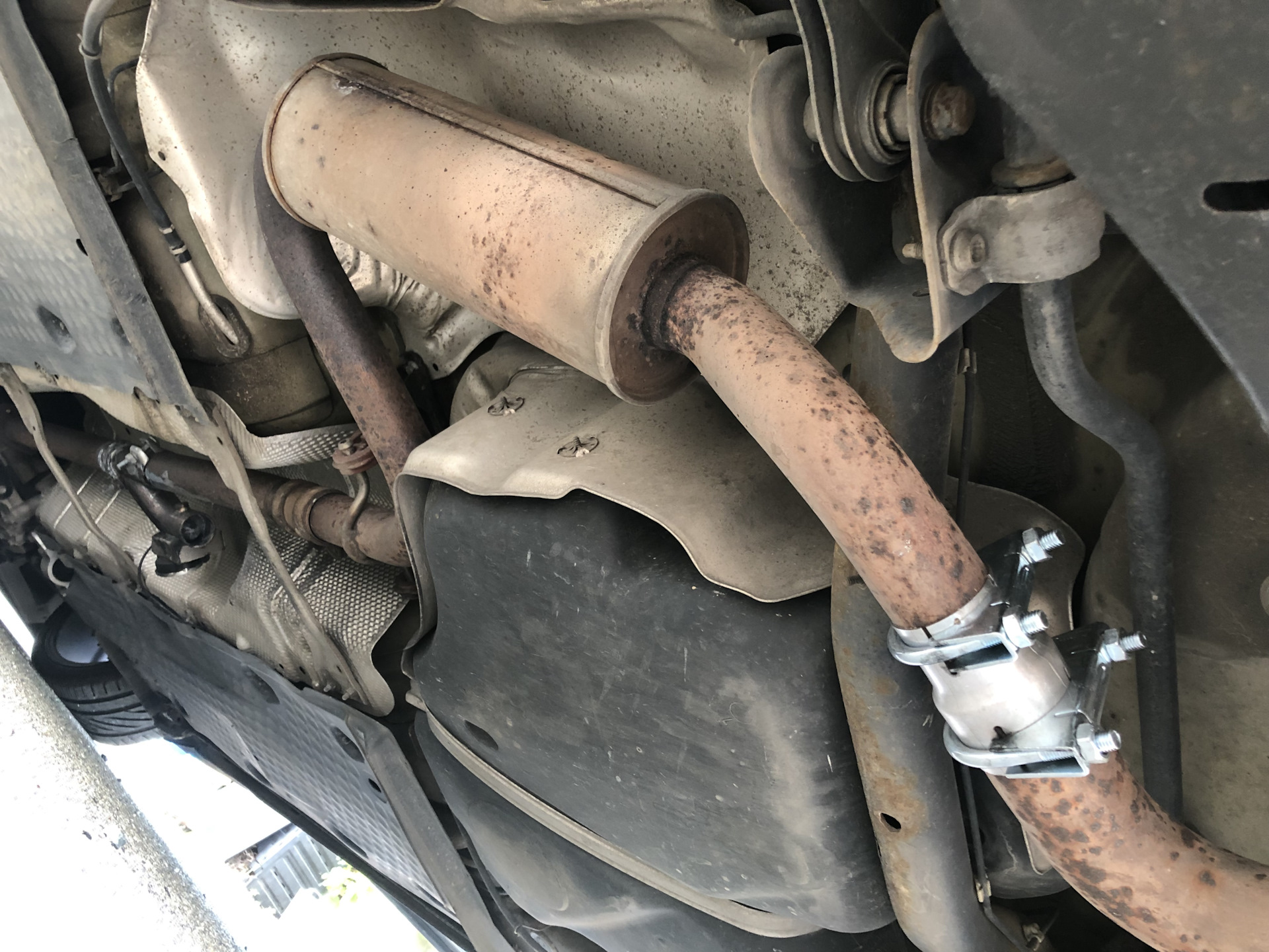 Замена резонатора. Болты крепления резонатора приора. Резонатор калина хэтчбек. Как снять резонатор. Резонатор ваз 2114.