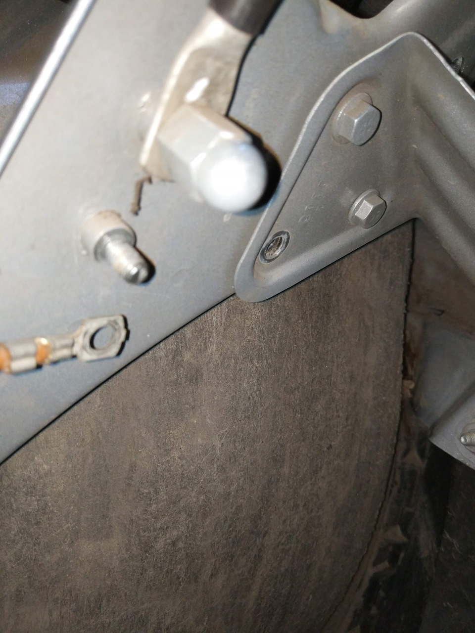 Винт, под который было решено установить сигнал — Lada Vesta SW Cross (1G)