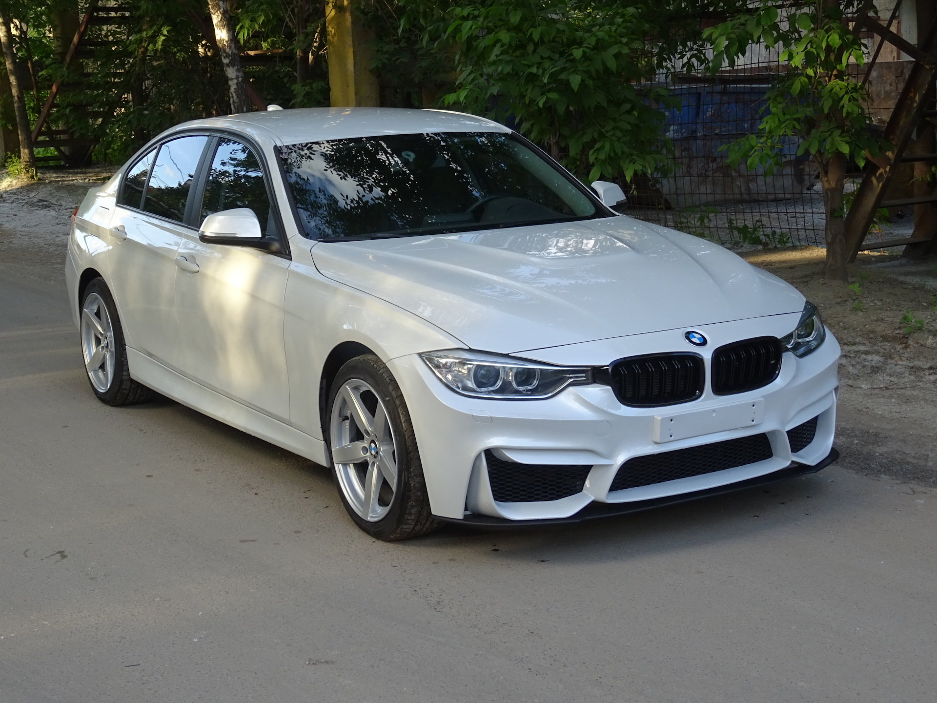 Bmw m обвес. БМВ 3 ф30. М обвес на БМВ f30. BMW f30 обвес. БМВ f30 м.