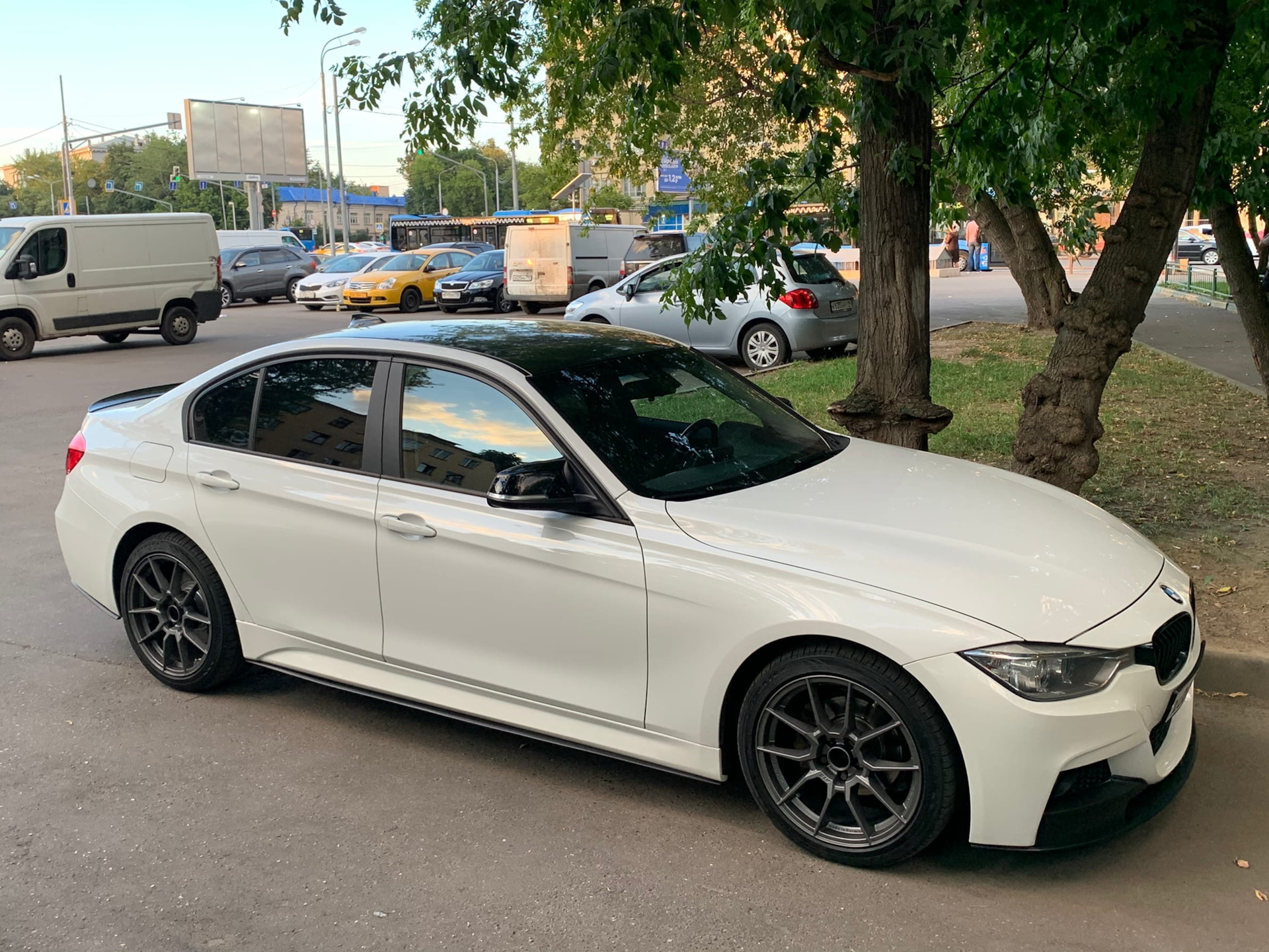 БМВ f30 белая с черной крышей