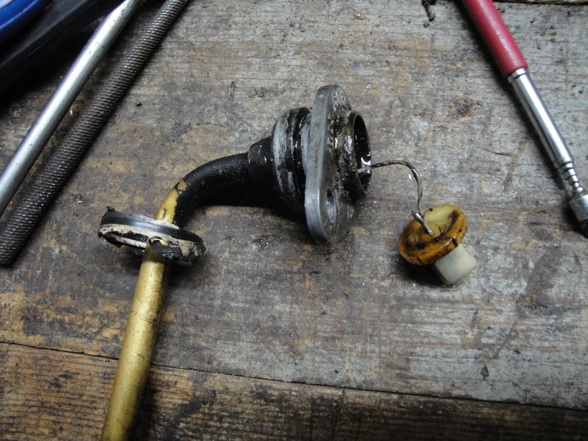 Датчик уровня масла 6g72. Датчик под масляным фильтром ваз 2110. Датчик уровня масла в двигателе. Датчик уровня масла в двигателе. Датчик уровня масла рено премиум.