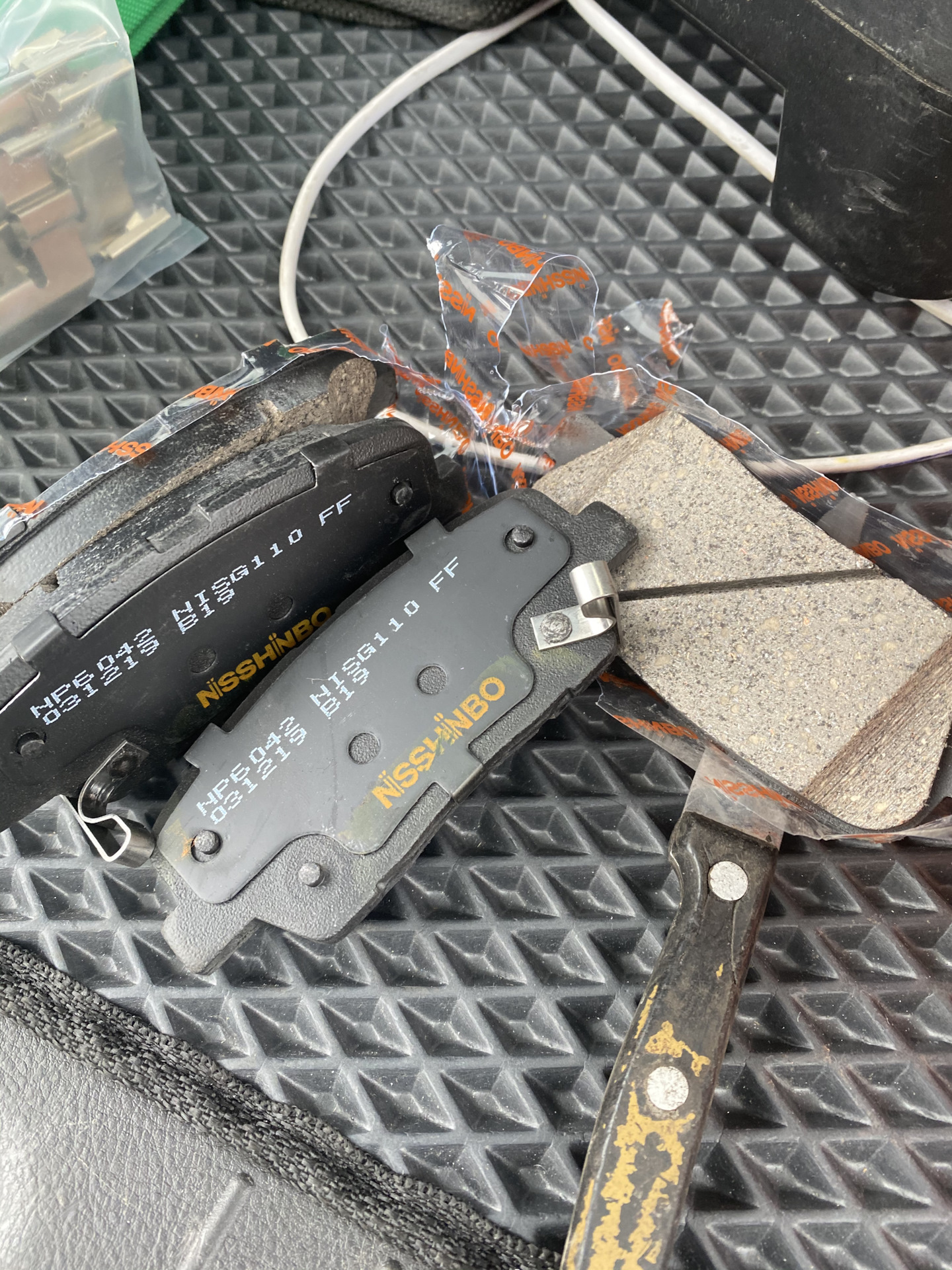 Замена тормозных колодок — Hyundai Santa Fe (2G), 2,2 л., 2011 года ...