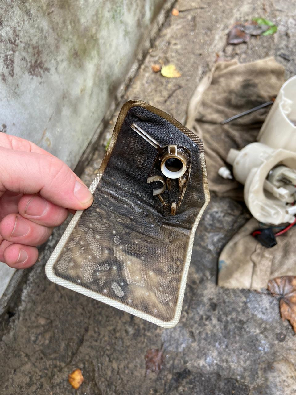 Замена фильтра грубой очистки в топливном насосе — Mercedes-Benz C ...