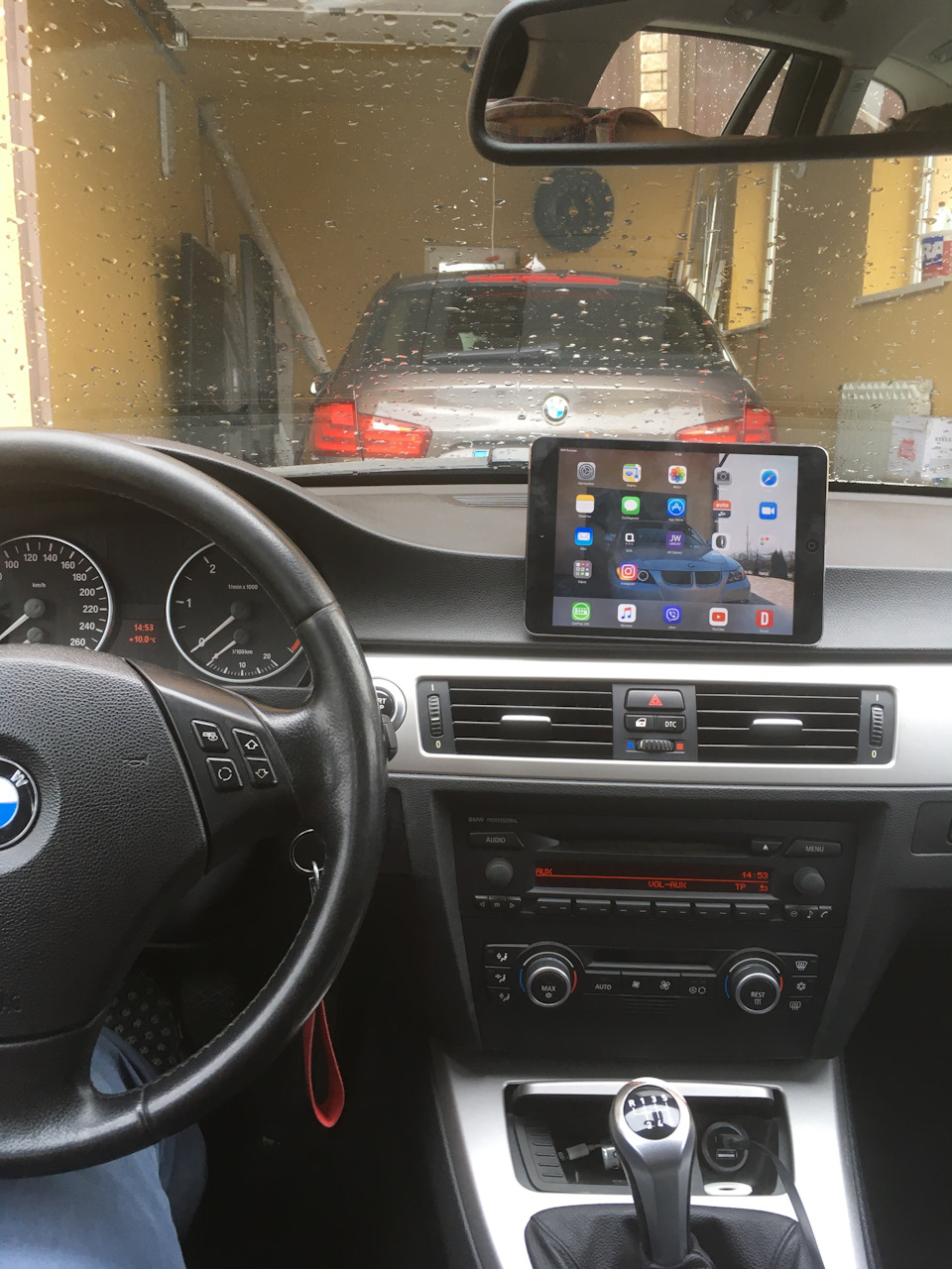 iPad mini в BMW e90 — BMW 3 series Touring (E91), 2 л, 2006 года | видео |  DRIVE2