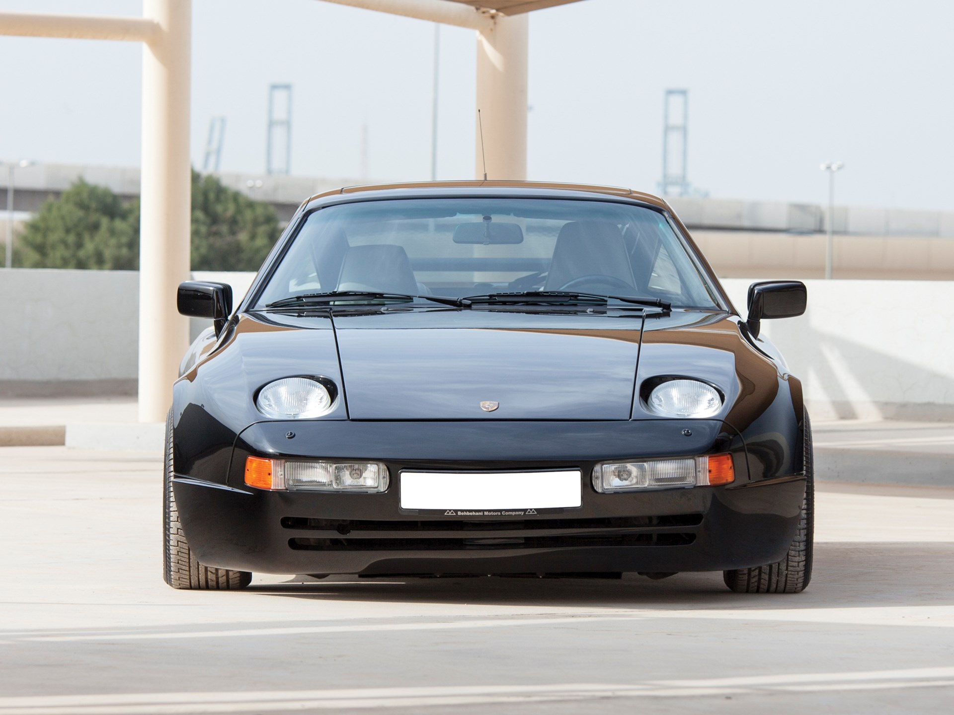 Автомобиль Porsche 928