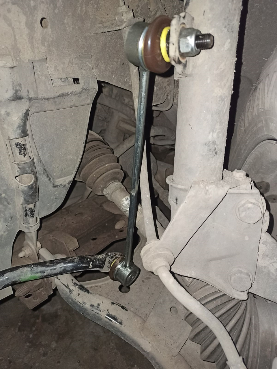 Замена стойки стабилизатора — Renault Duster (1G), 2 л, 2015 года ...