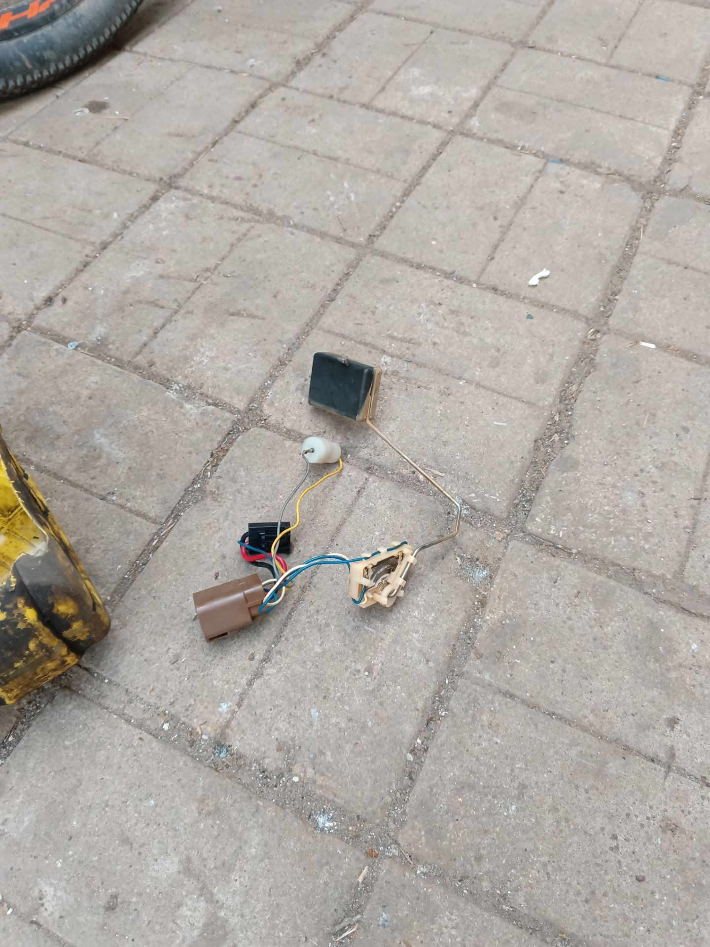 Замена датчика уровня топлива. — Chevrolet Lacetti 5D, 1,6 л, 2008 года ...