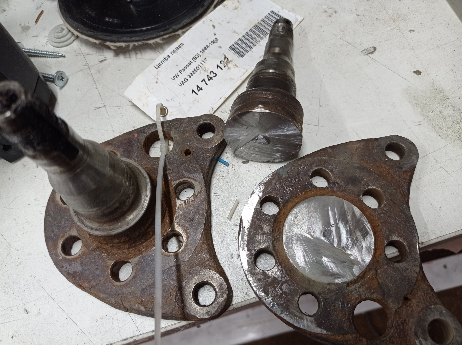 Задняя ступица passat b3. Цапфа ауди 80. 6 задняя цапфа. Задняя ступица пассат б3. Цапфа пассат б3.