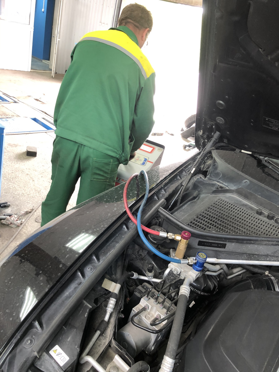 Дозаправка кондиционера BMW E70 — BMW X5 (E70), 3 л, 2011 года | другое ...