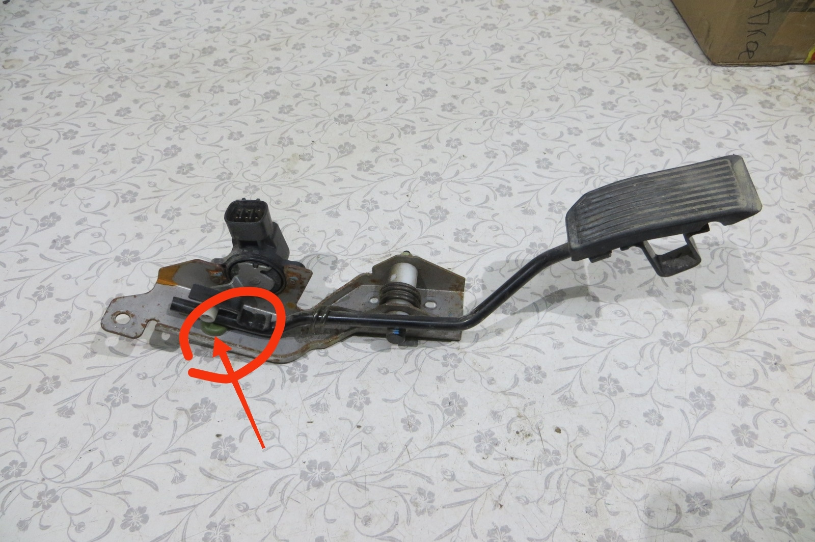 Almera n 16 упор педали газа. Педаль газа не реагирует ниссан альмера. Педаль газа альмера 2006г. Педаль газа не реагирует ниссан альмера. 18002au410.