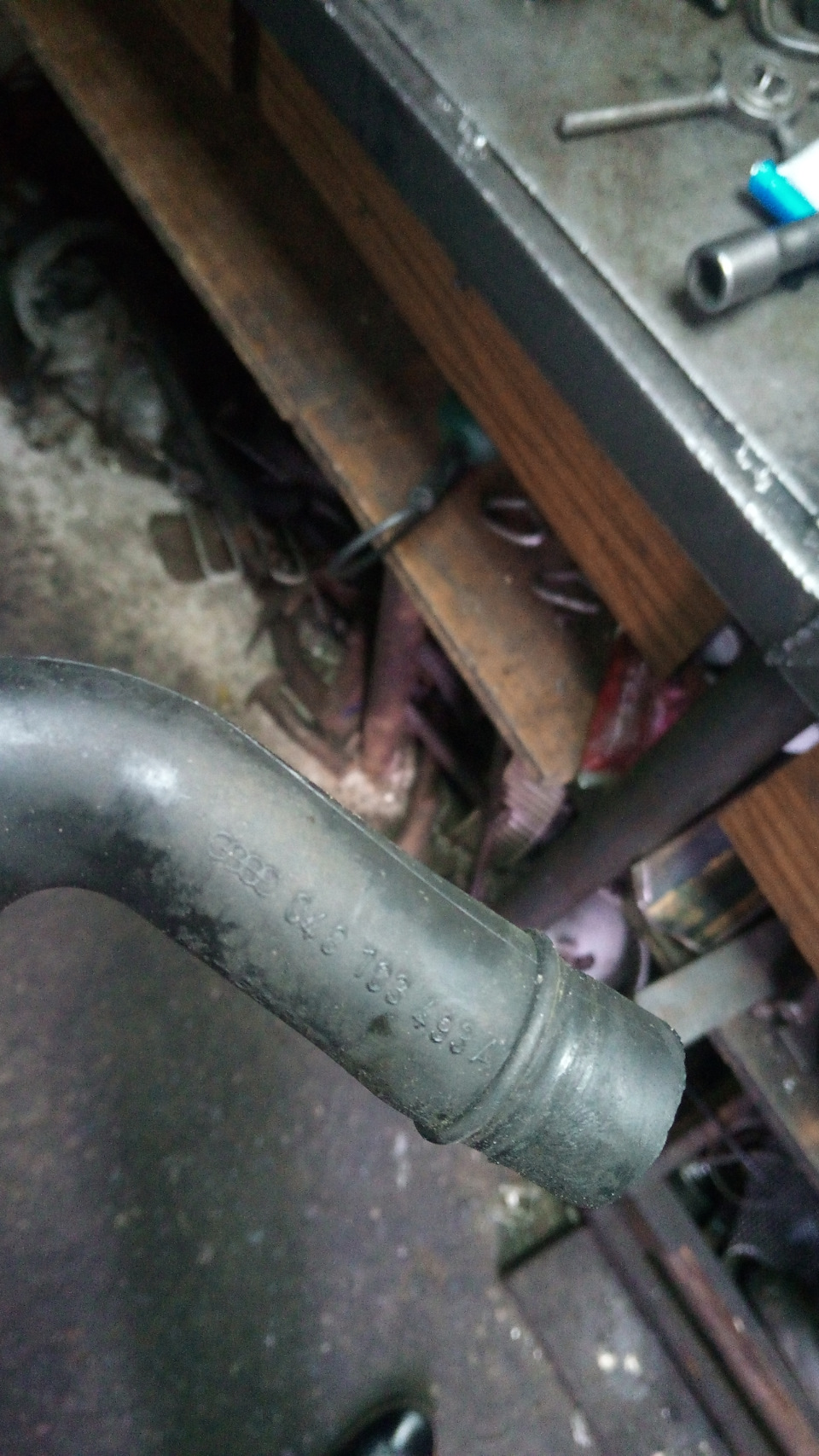 Замена патрубка вентиляции картера. — Audi 100 (C4), 2 л, 1992 года ...