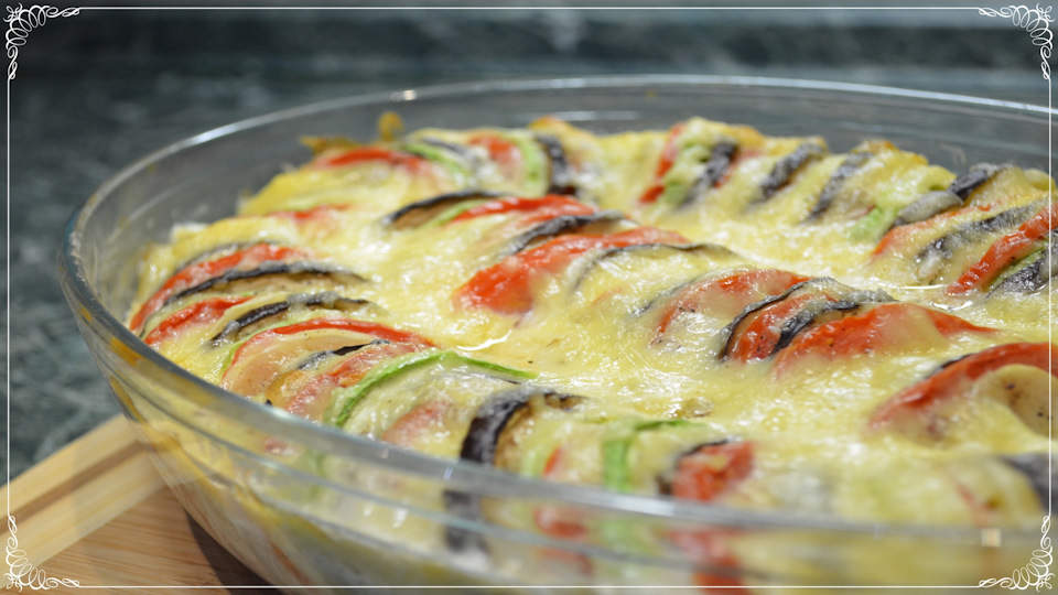 рататуй из кабачков и помидоров и картошки в духовке. Смотреть фото рататуй из кабачков и помидоров и картошки в духовке. Смотреть картинку рататуй из кабачков и помидоров и картошки в духовке. Картинка про рататуй из кабачков и помидоров и картошки в духовке. Фото рататуй из кабачков и помидоров и картошки в духовке