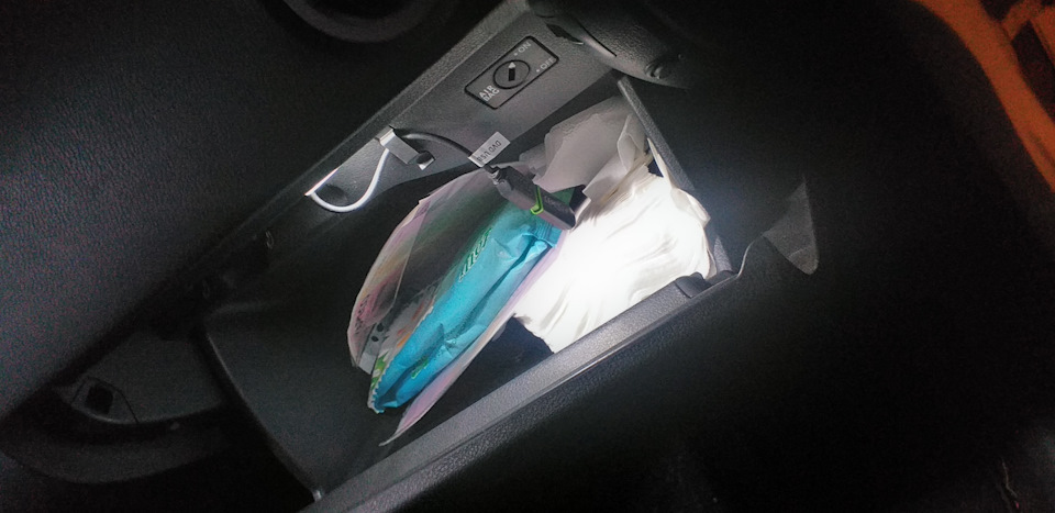 Замена лампочки в вещевом ящике — Volkswagen Tiguan (1G), 2 л., 2009 ...