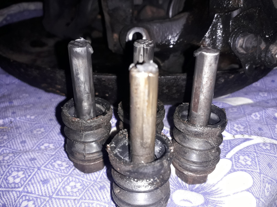 Передние направляющие суппортов… — Volkswagen Vento, 1,8 л, 1995 года ...