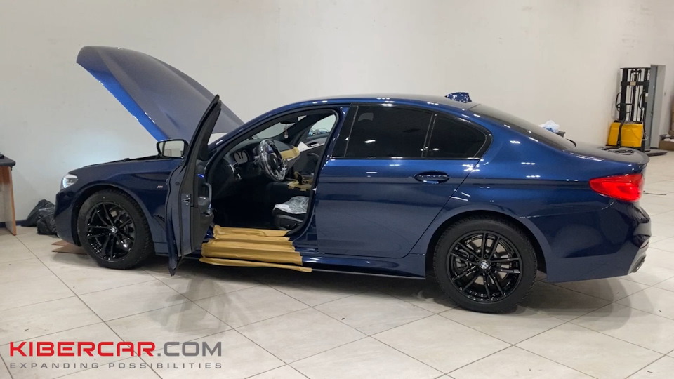 Тюнинг BMW 5 2017 года: беспроводная зарядка для смартфона и установка ...