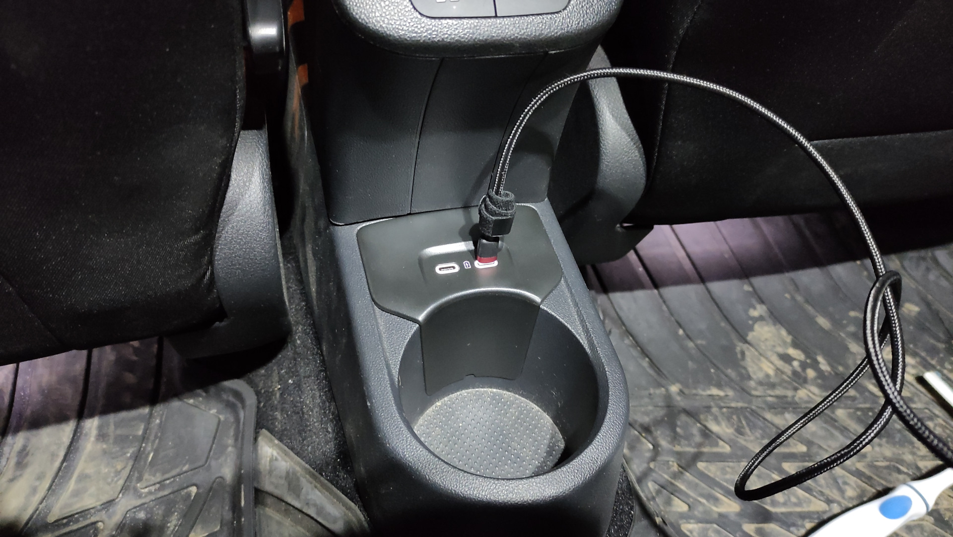 Много USB не бывает — ставим штатную заднюю зарядку TypeC — Skoda