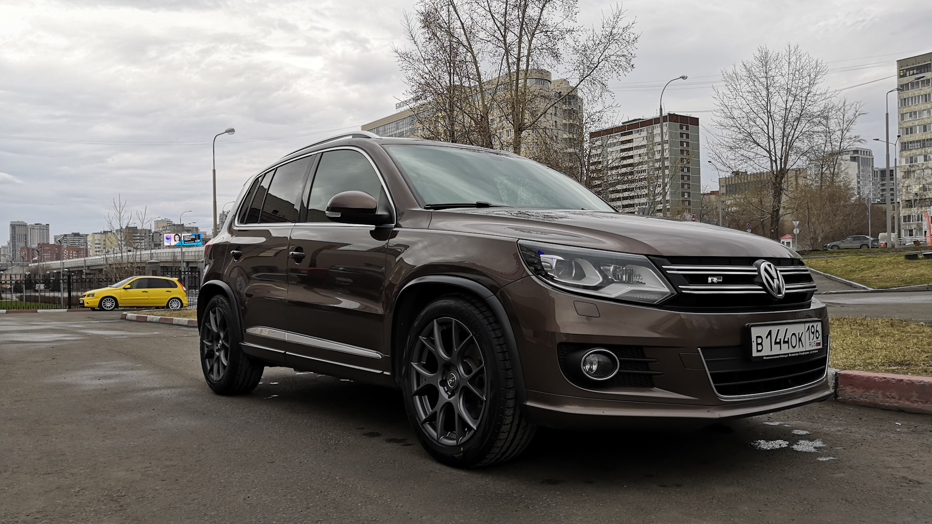 Фольксваген тигуан 2014 r line. Тигуан 1 рестайлинг. Volkswagen tiguan 1 r-line. Volkswagen tiguan 1 r-line. Vw tiguan 1 рестайлинг r line.