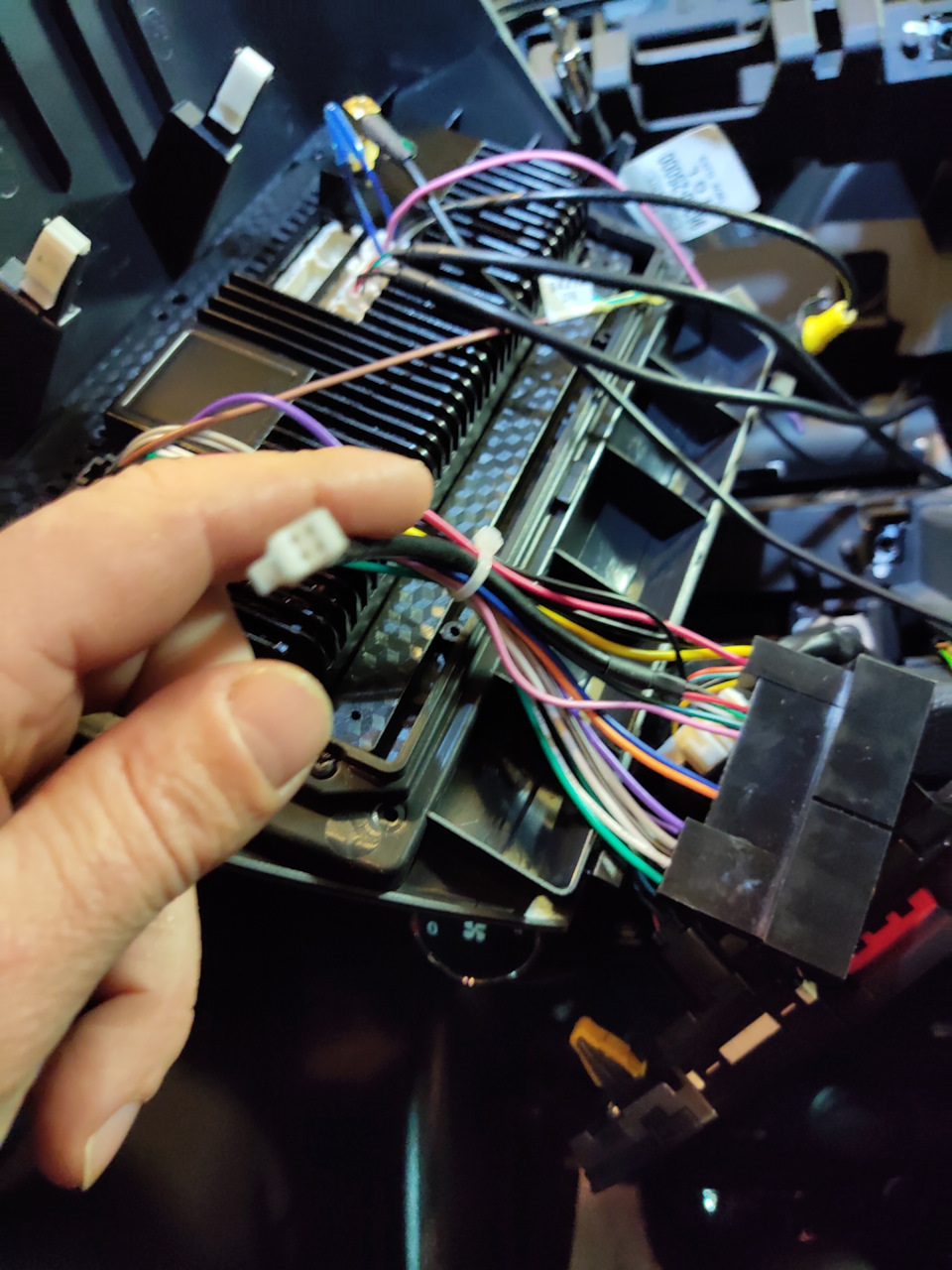 Кто может знает что за провод с фишкой на магнитоле junsun — DRIVE2