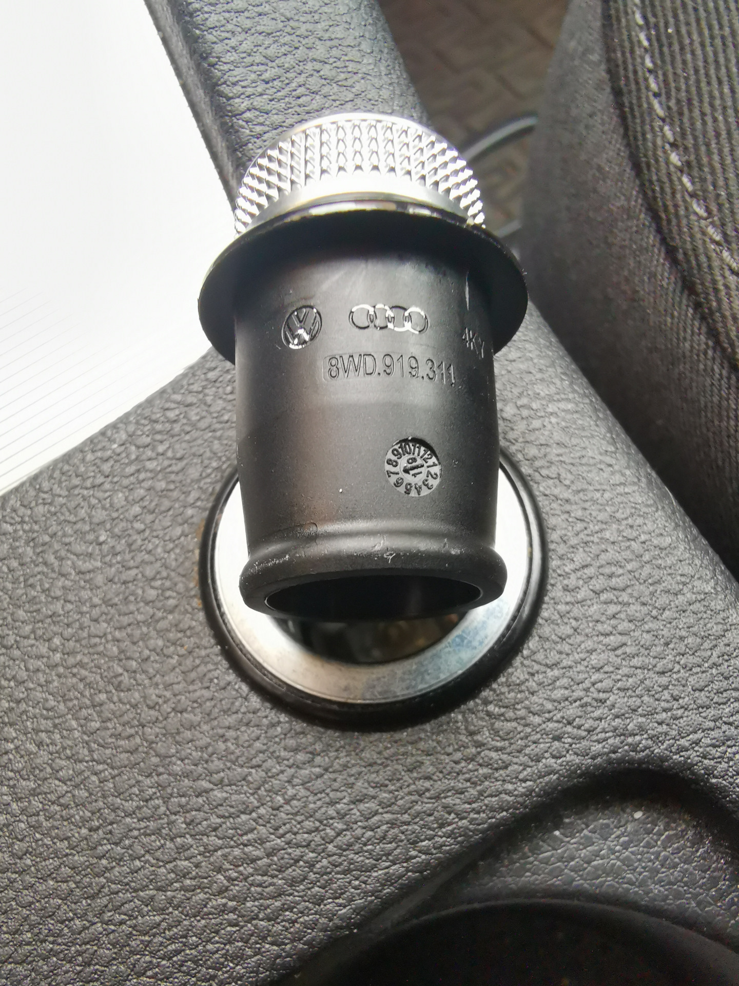 Заглушка прикуривателя. Заглушка прикуривателя Volvo xc90. Заглушка прикуривателя Шкода Рапид.