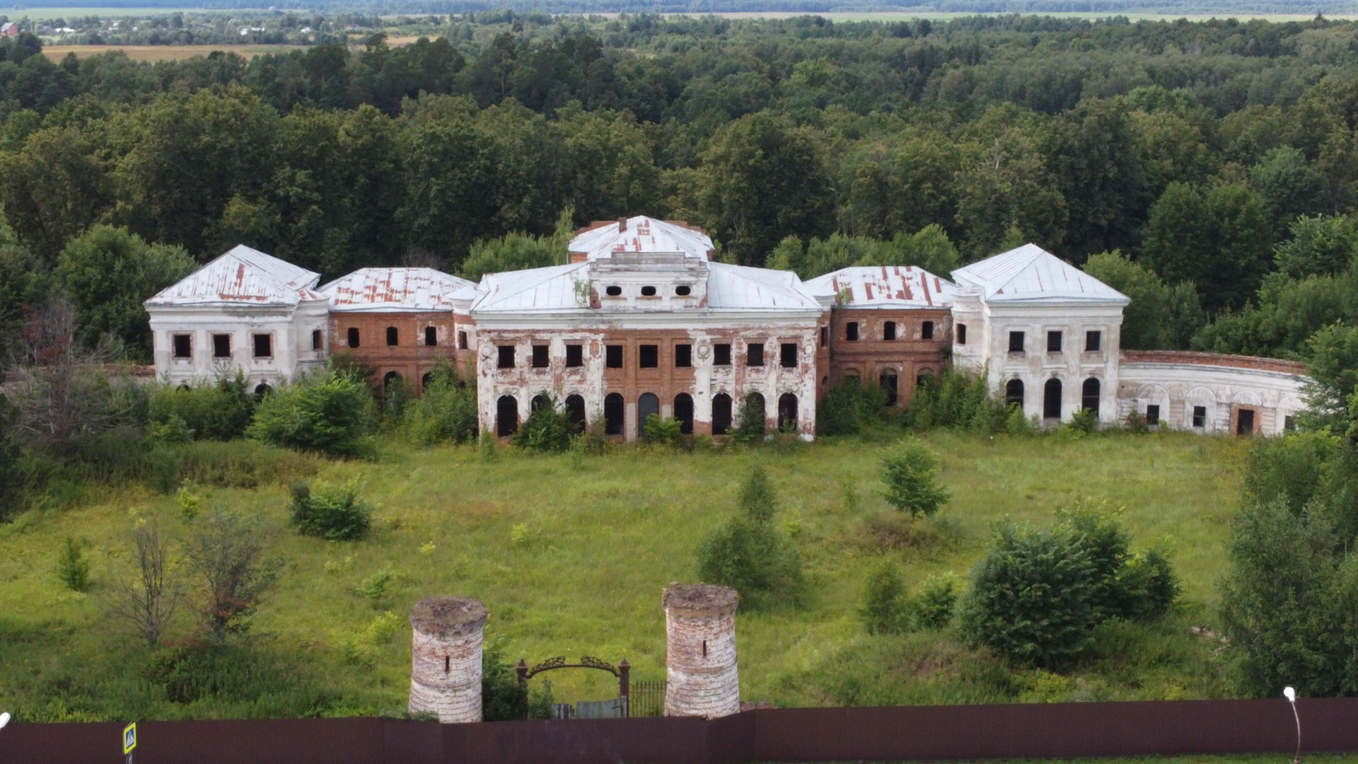 Автобус ярополец волоколамск. Ярополец школа.