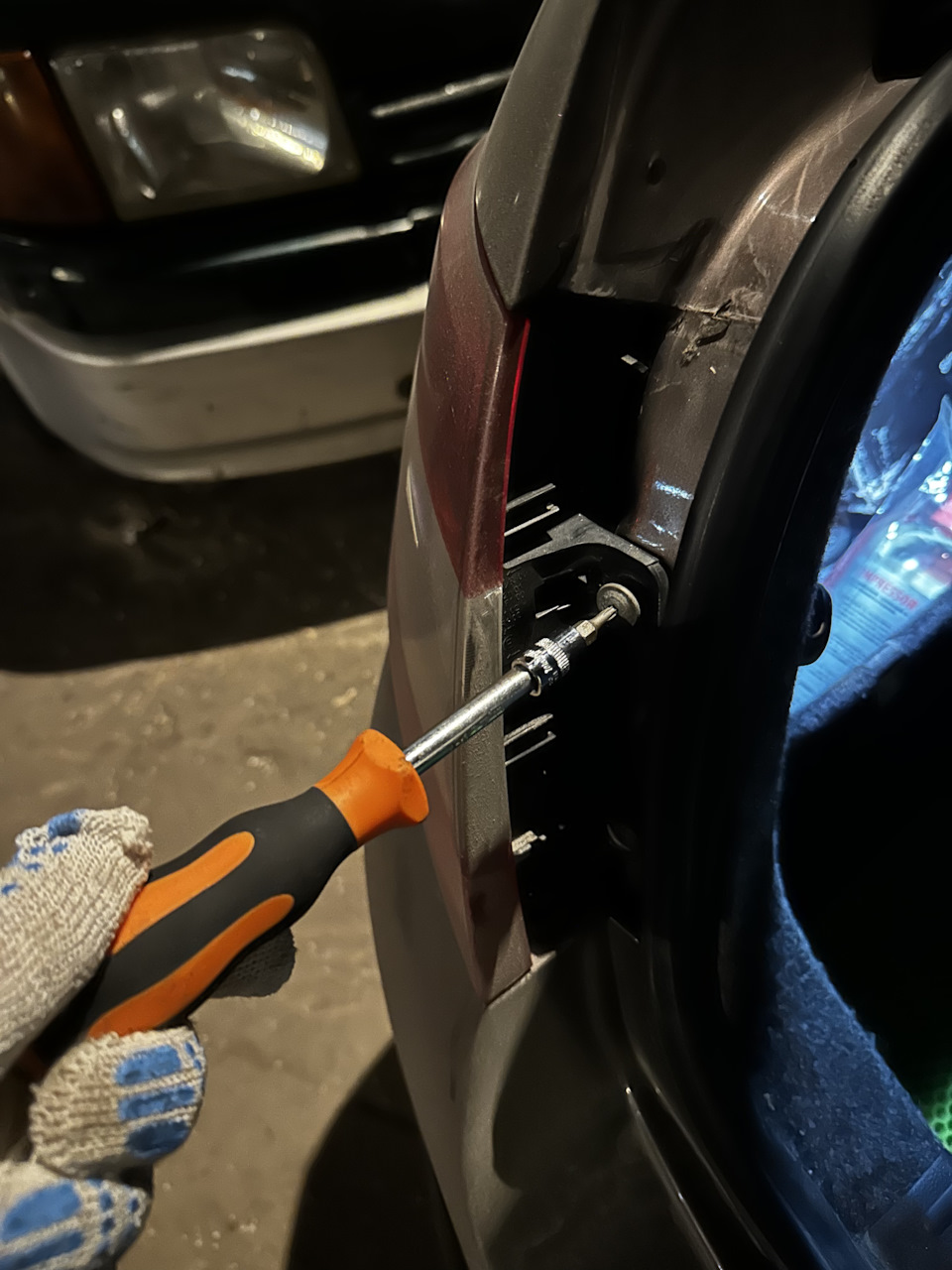 1. Снимаем накладку. Можно вставить торкс в отверстие и потянуть, легко выйдет — Skoda Octavia A7 Mk3