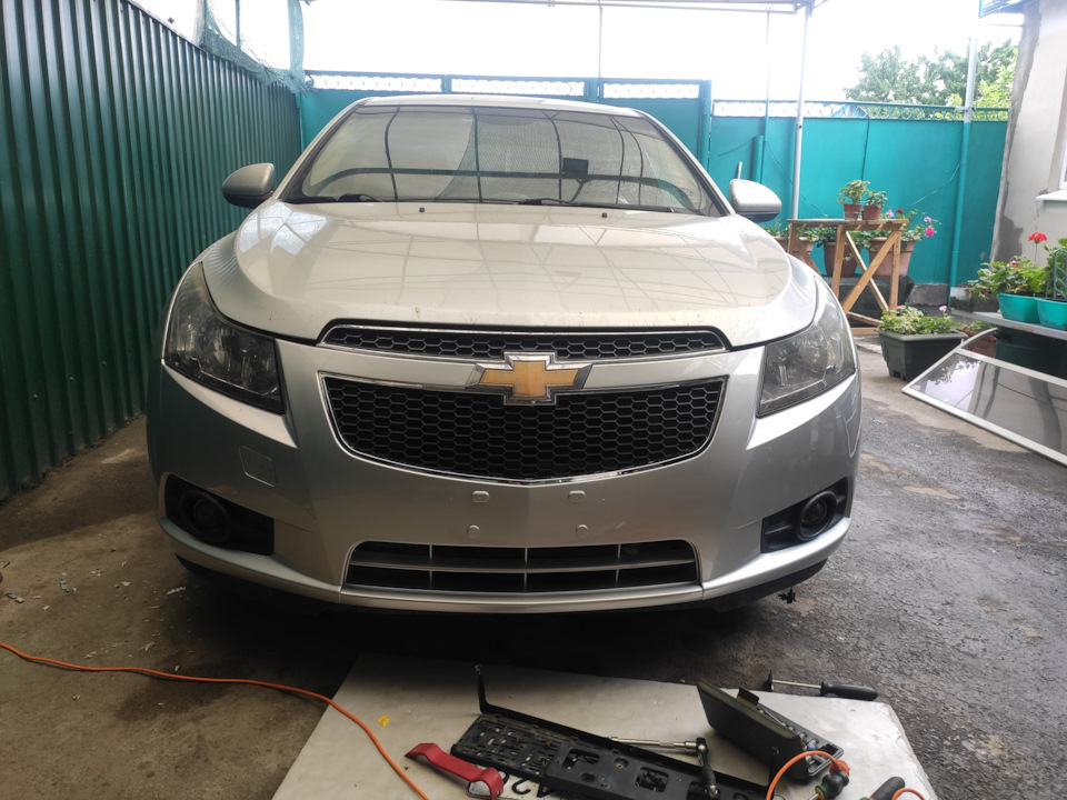 Теперь так. Встал на место приемлемо. Бампер не оригинал. Красил знакомый маляр, который мне уже две машины красил. — Chevrolet Cruze (1G)