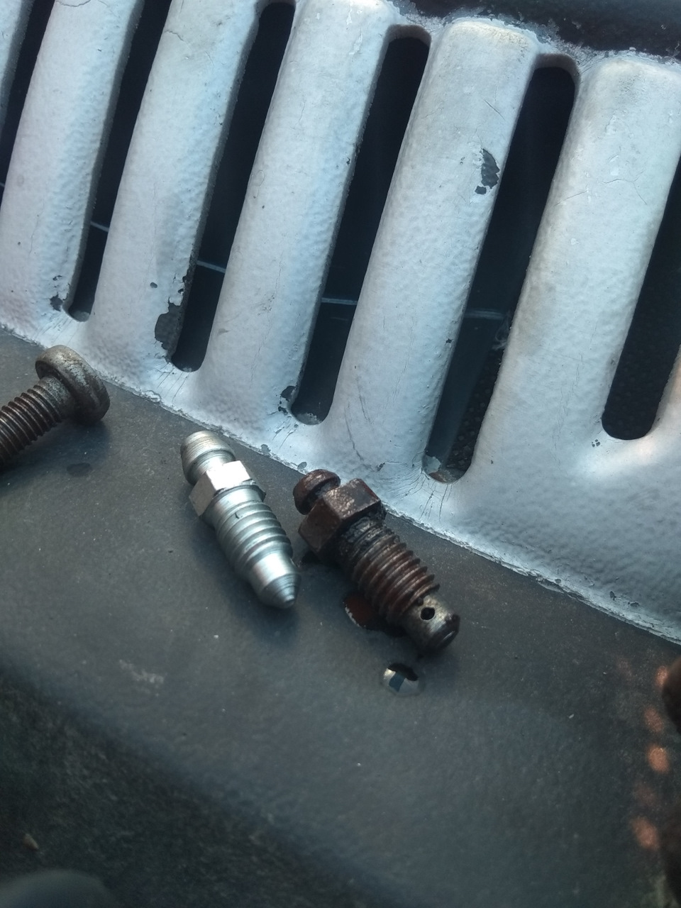 Заменил штуцер прокачки под 10 ключ — Lada 2120 Надежда