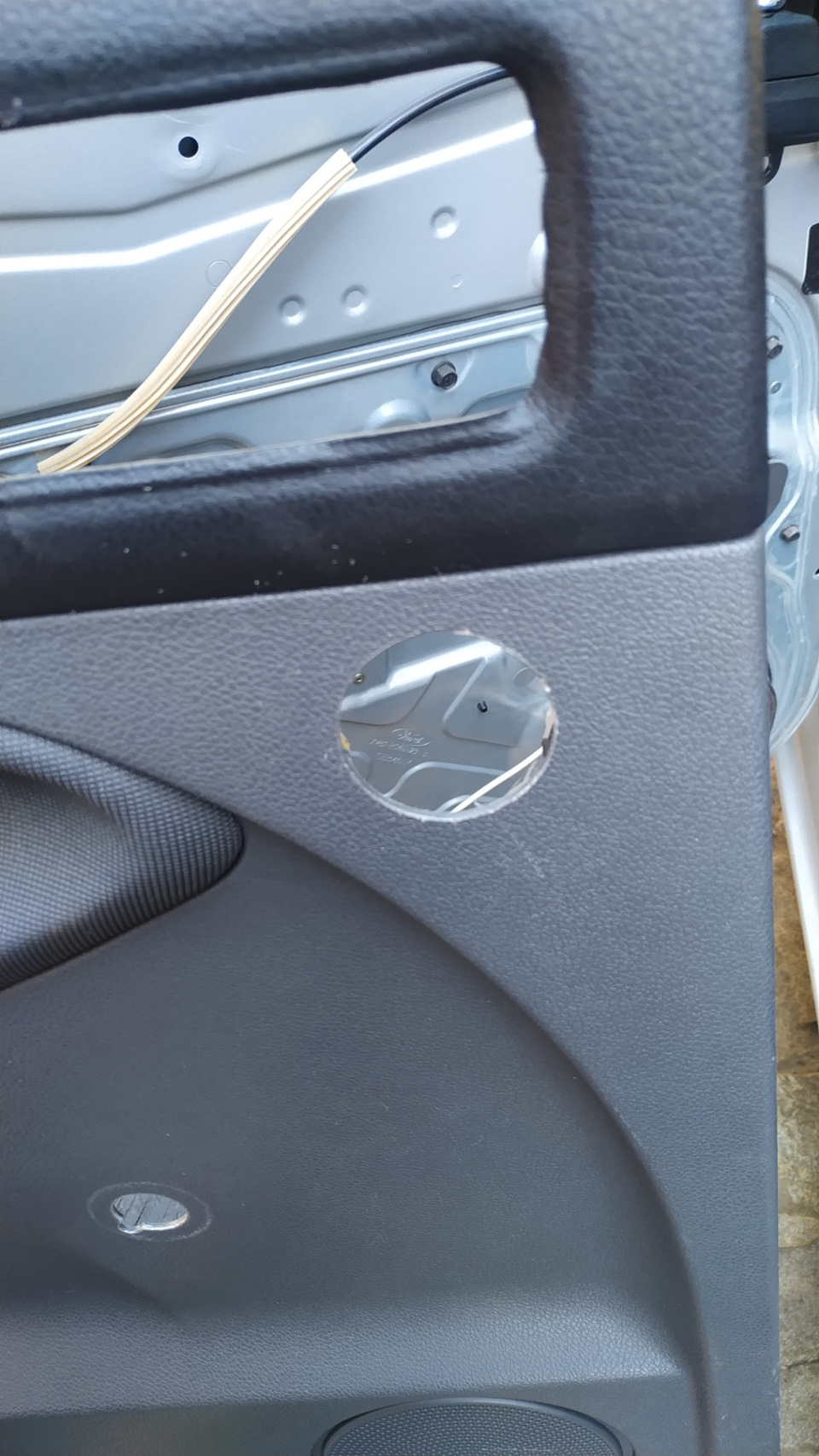 #35 Установка твиттеров в задние двери — Ford C-Max I, 1,6 л, 2008 года ...