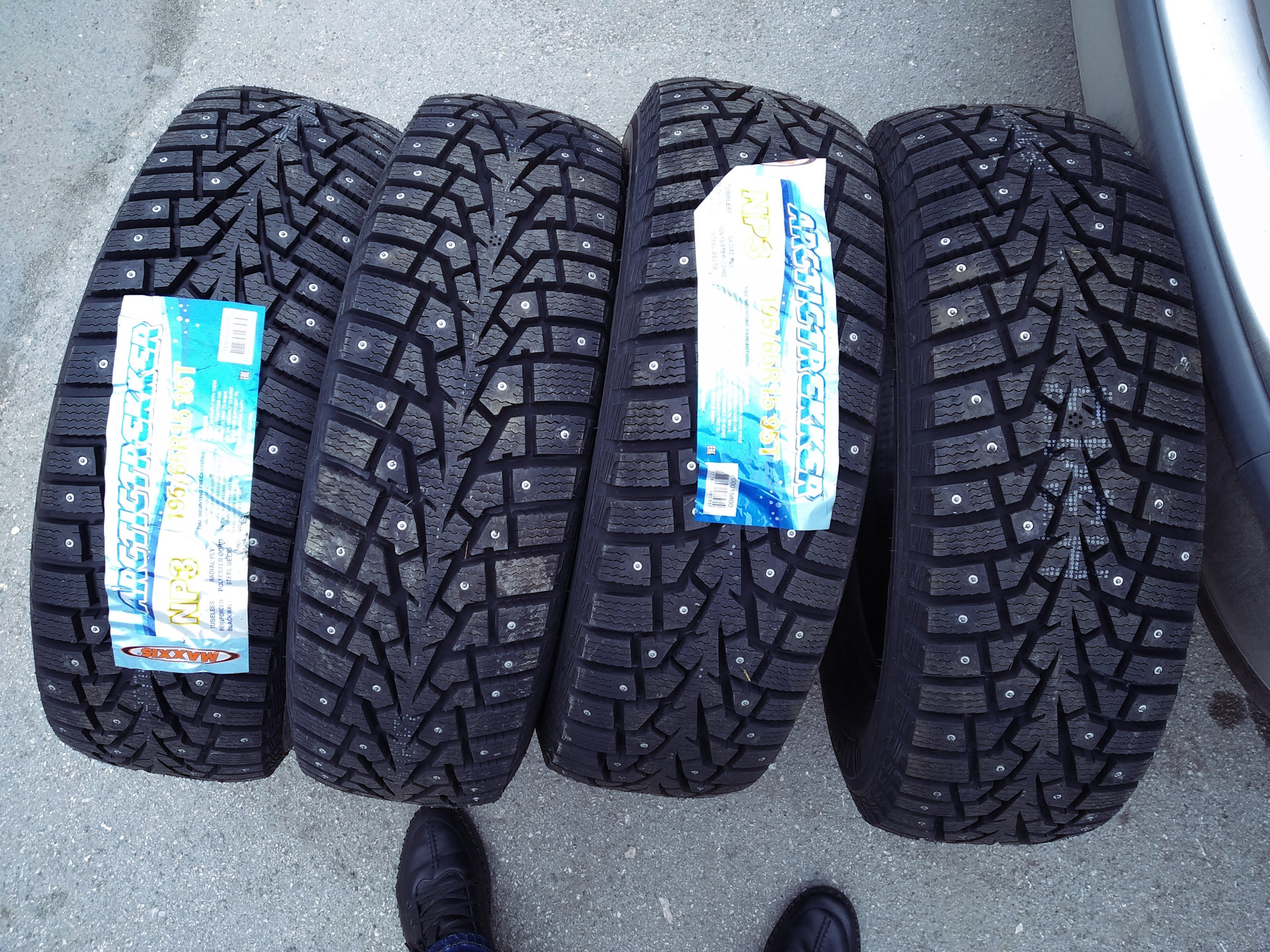 Зимняя резина 195 r15. Maxxis Arctictrekker np3 195/65 r15 95t XL. Maxxis np3 205 55 r16. Maxxis np3 205/55/r16 94t. Резина Максис Арктик трекер np3.