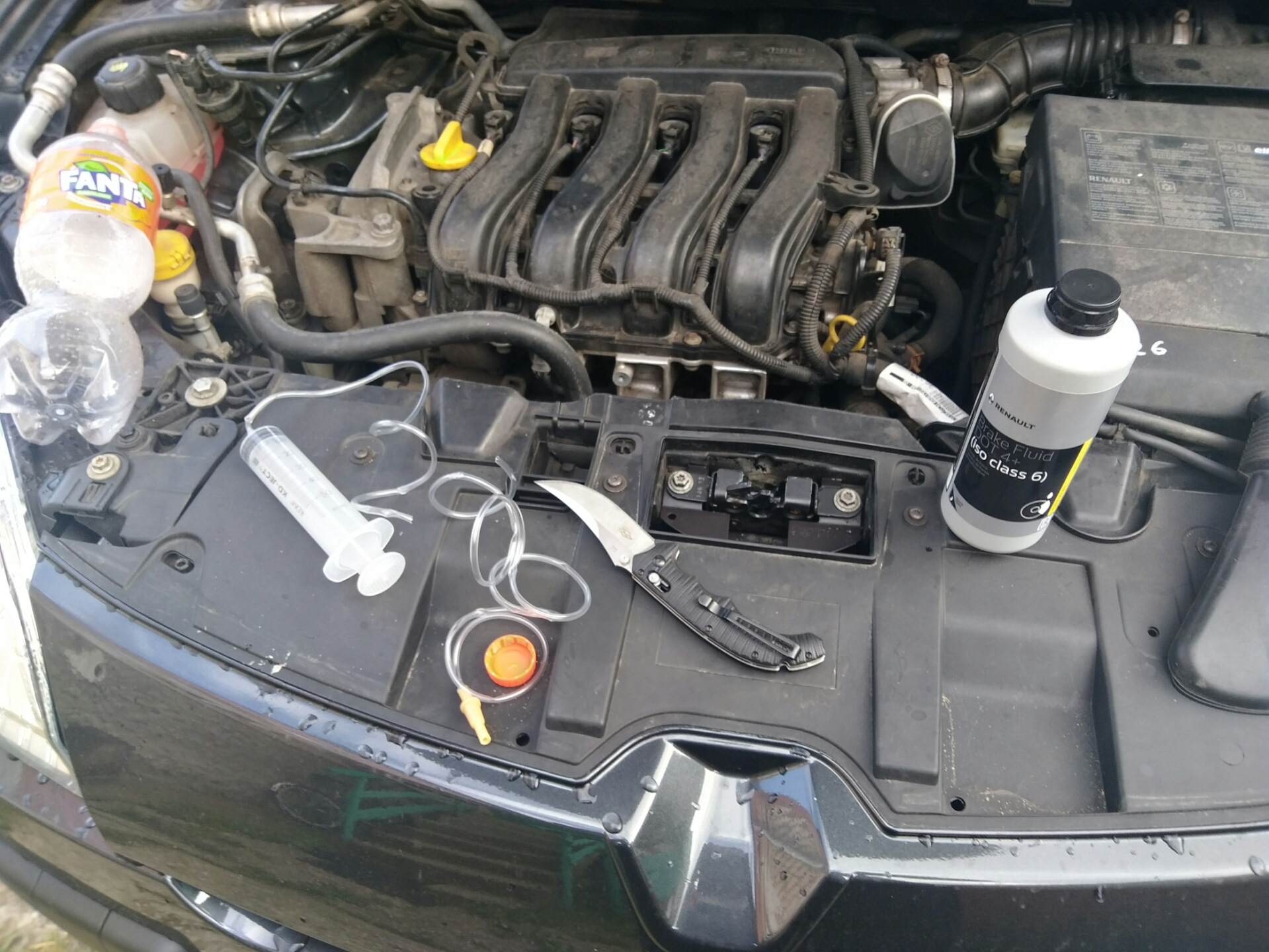 Сколько стоит поменять тормозную жидкость для автомобиля Рено