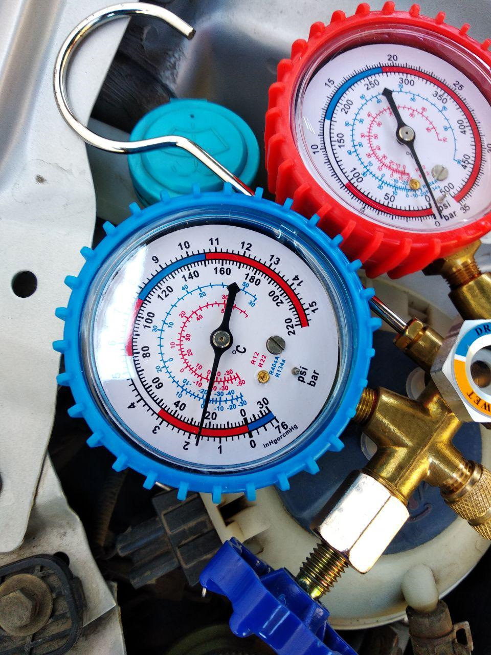 Хладагент для автокондиционеров. Давление в системе кондиционирования автомобиля таблица. Давление фреона в автокондиционере r134a. Какое рабочее давление автокондиционера. Давление фреона в кондиционере автомобиля r134a.