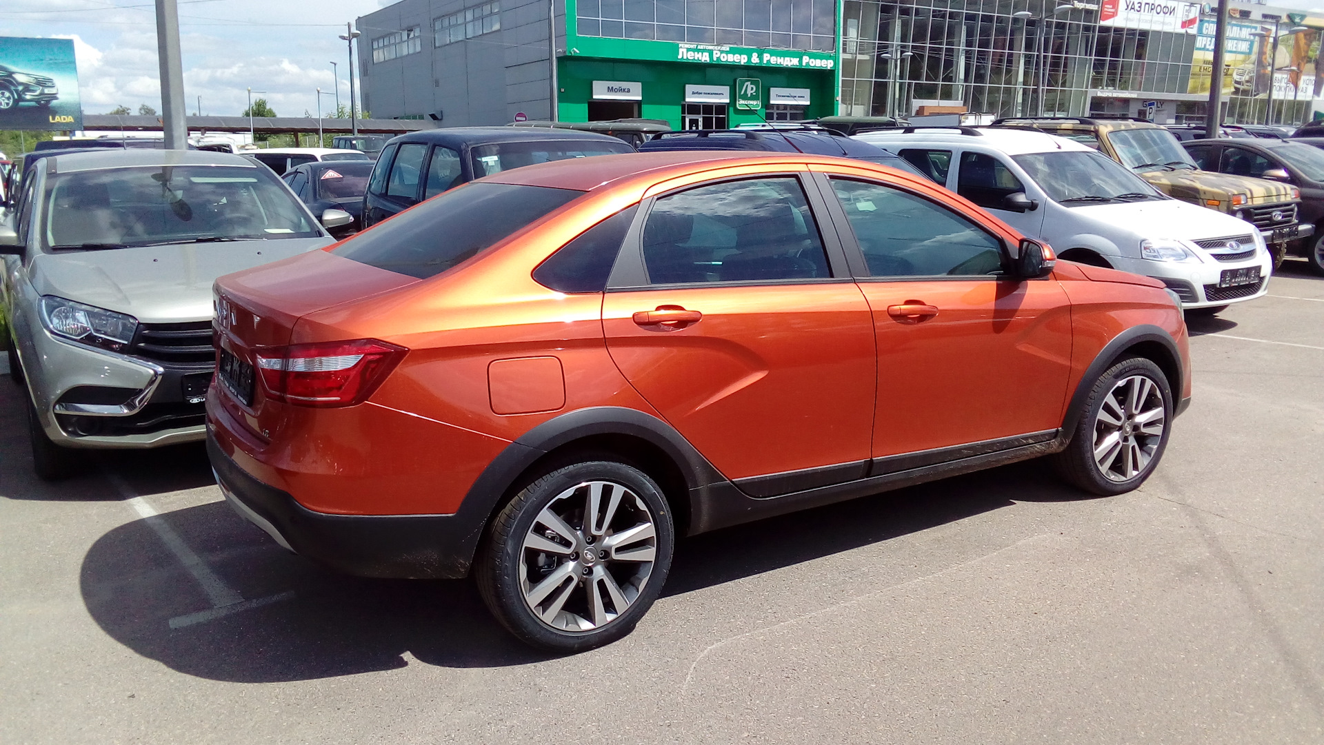 Кросс седан — Lada Vesta SW Cross, 1,8 л, 2018 года | наблюдение | DRIVE2