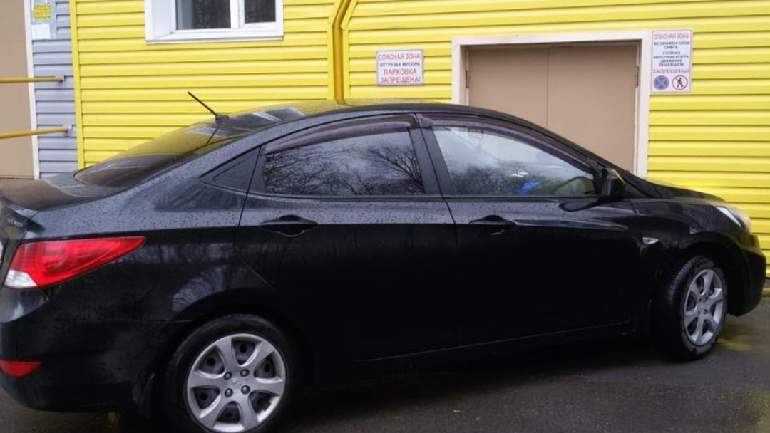Hyundai Solaris 1.4 бензиновый 2011 | Чёрный металлик на DRIVE2