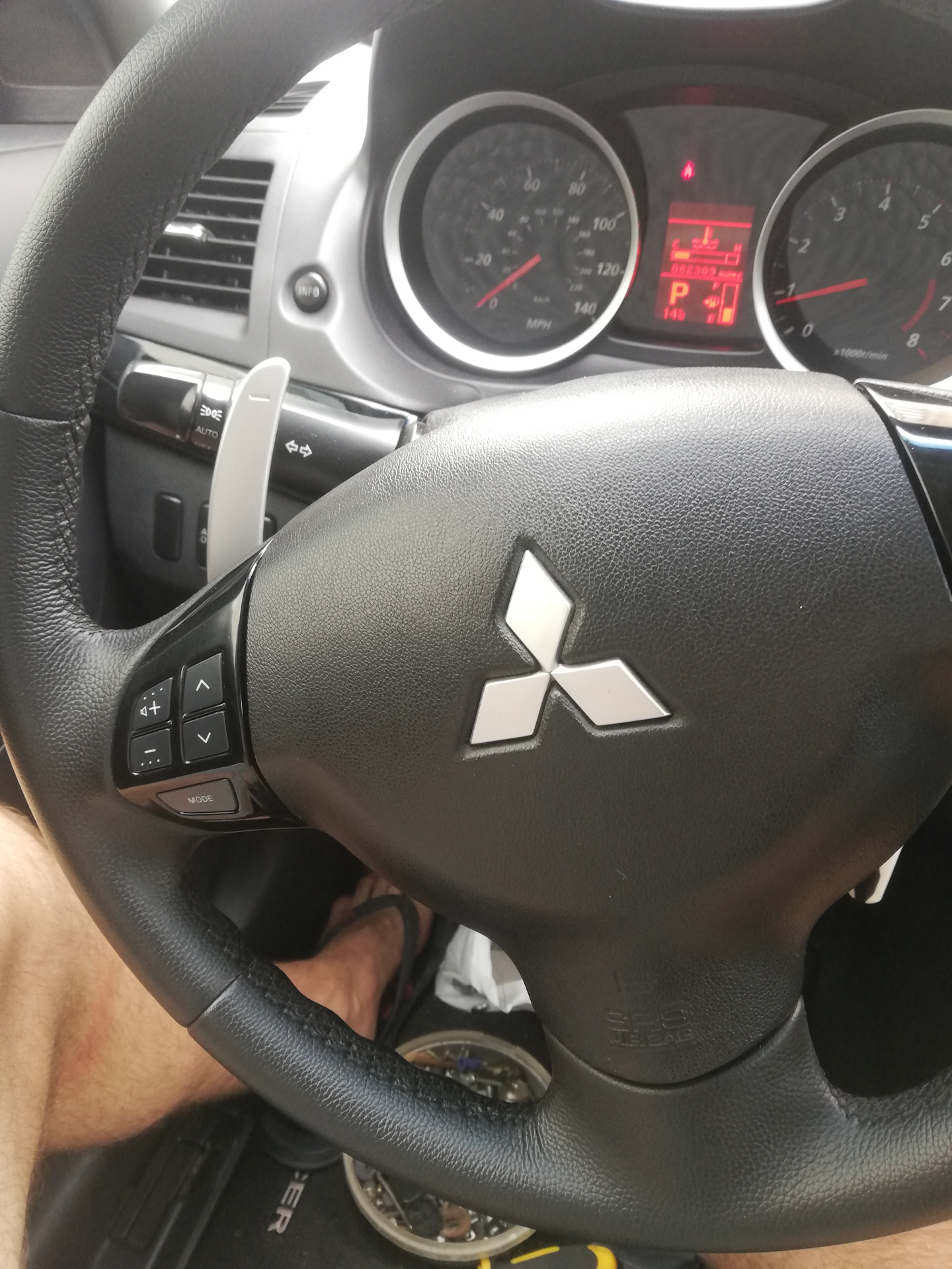 Лепестки переключения передач CVT — Mitsubishi Lancer X, 2 л, 2010 года ...